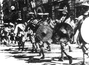 Binh sĩ Quốc dân Cách mệnh Quân hành quân đến tô giới Anh ở Hán Khẩu trong cuộc Bắc phạt.
